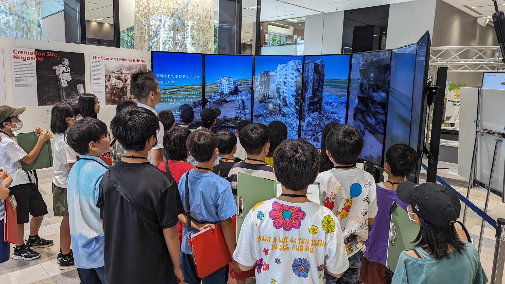 デジタルアーカイブ展示を見学する子どもたち